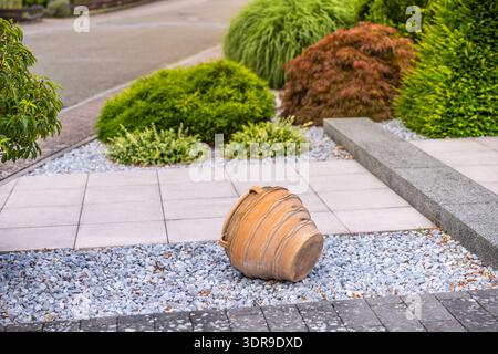 Landschaftlich gestalteter Steingarten mit trockenresistenten Pflanzen Stockfoto