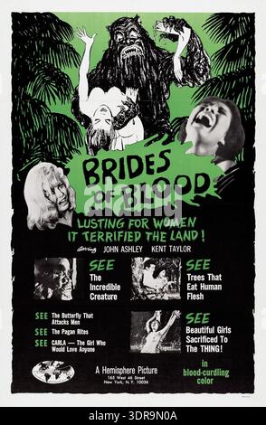 Dieses einblättrige Filmplakat aus dem Jahr 1968 wirbt für den Horrorfilm „Brides of Blood“ mit John Ashley und Kent Taylor in den Hauptrollen. Das Kunstwerk zeigt eine monströse Kreatur, die eine verängstigte Frau inmitten üppiger Dschungelwälder hält, mit zusätzlichen Stills und sensationellen Slogan wie „LUSTING FOR WOMEN IT SCHRECKTE THE LAND!“ Und 'schöne Mädchen, die dem DING geopfert wurden!' Stockfoto