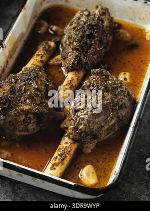 Rustikale griechische gebratene Lammkeule Stockfoto