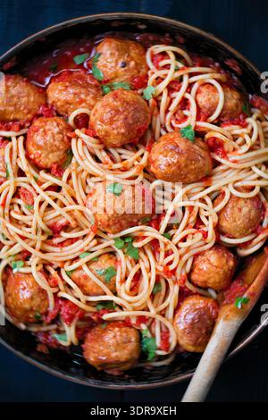 Rustikale Fleischbällchen-Spaghetti in Tomatensauce Stockfoto