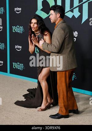 Los Angeles, Usa. Februar 2026. Die Schauspielerin Priyanka Chopra Jonas und ihr Ehemann Nick Jonas nehmen am Dienstag, den 17. Februar 2026, im TCL Chinese Theatre in der Hollywood-Sektion von Los Angeles an der Uraufführung des Film-Swashbuckler-Abenteuers The Bluff teil. Geschichte: Eine karibische Frau wird ihre geheime Vergangenheit enthüllt, als ihre Insel von bösartigen Freibeutern überfallen wird. Foto: Jim Ruymen/UPI Credit: UPI/Alamy Live News Stockfoto