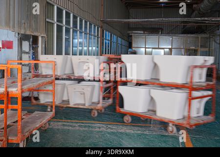 Die Arbeiter in der Toilettenwerkstatt arbeiten an und produzieren Produkte an der Montagelinie Stockfoto