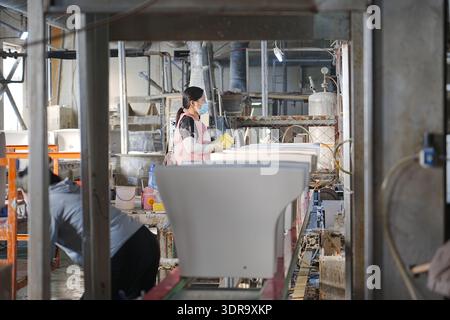 Die Arbeiter in der Toilettenwerkstatt arbeiten an und produzieren Produkte an der Montagelinie Stockfoto