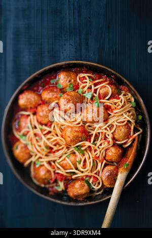 Rustikale Fleischbällchen-Spaghetti in Tomatensauce Stockfoto