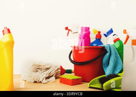 Sammlung von Reinigungsmaterial auf einem Tisch, bereit für Haushaltsarbeiten und -Aufgaben Stockfoto
