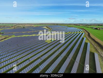Luftaufnahme reflektierender Solarpaneele, die sich über die ländliche Landschaft unter einem riesigen blauen Himmel erstrecken, Hartwell, Milton Keynes, Großbritannien. Stockfoto