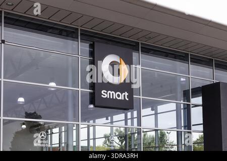 Schild mit intelligentem Autohändler an der modernen Glasfassade. Portsmouth, Großbritannien, 3. Juli 2024 Stockfoto