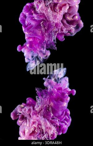 Acrylfarben und Tinte in Wasser Abstract isoliert Stockfoto