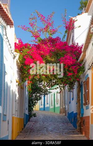 In den engen Gassen von Ferragudo, Algarve, Portugal, Europa Stockfoto