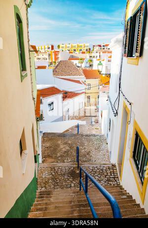 In den engen Gassen von Ferragudo, Algarve, Portugal, Europa Stockfoto