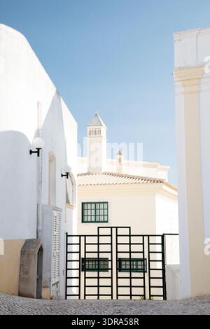In den engen Gassen von Ferragudo, Algarve, Portugal, Europa Stockfoto