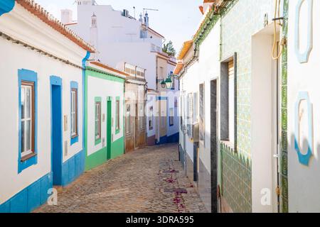 In den engen Gassen von Ferragudo, Algarve, Portugal, Europa Stockfoto