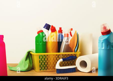 Sammlung von Reinigungsmaterial auf dem Tisch in einer Home-Einstellung für Haushaltsaufgaben Stockfoto