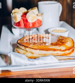 Omelette-Frühstück mit Obstsalat auf einem Holztisch, gesundes Frühstückskonzept mit KOPIERRAUM Stockfoto