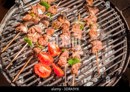 Blick von oben auf köstliche gegrillte Fleischspieße. Gegrillte hausgemachte Rinderspieße Stockfoto