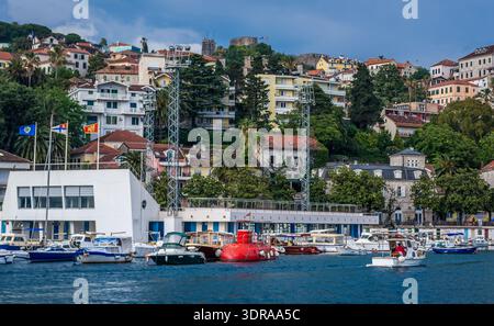 Herceg Novi, Montenegro - 24. Mai 2017: Jadran-Schwimmbad im Hafen von Herceg Novi Küstenstadt am Eingang zur Bucht von Kotor Stockfoto
