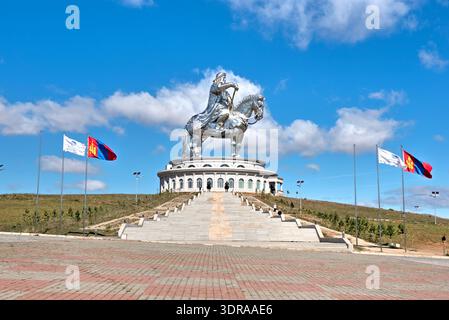 Ein Reiterstandbild von DSCHINGIS Khan, das größte weltweit in der Steppe der Mongolei in der Nähe der Hauptstadt Ulan Bator, Zentralasien Stockfoto