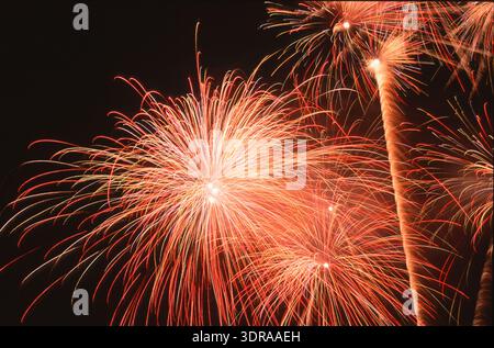 Lange Exposition der farbenfrohen Lichtspuren von Raketen und Feuerwerkskörpern bei einem nächtlichen Feuerwerk d Stockfoto