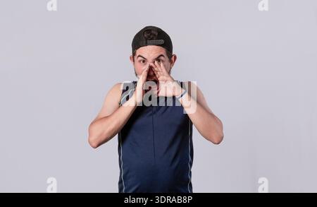 Überraschter Mann isoliert, überraschter junger Mann, Mann mit überraschtem Gesicht, schockierter Mann Stockfoto
