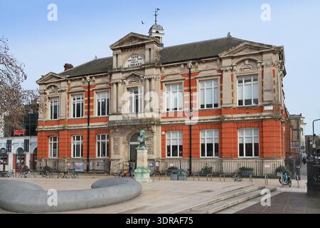 Außenansicht der Tate Library, Windrush Square, Brixton, London, Großbritannien. Denkmalgeschütztes viktorianisches Gebäude im Besitz des Lambeth Council. Stockfoto