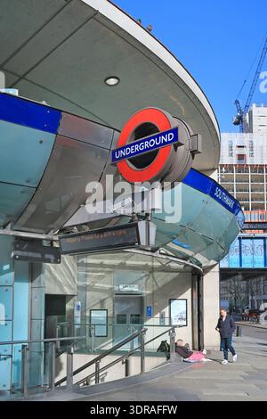 Eintritt zur U-Bahnstation Southwark, Blackfriars Road, London, Großbritannien. Jubilee Line Station entworfen von MJP Architekten. Stockfoto