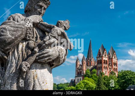 Statue des Heiligen Johannes Nepomuk mit der Kathedrale von Limburg im Hintergrund bei schönem Sommerwetter Stockfoto