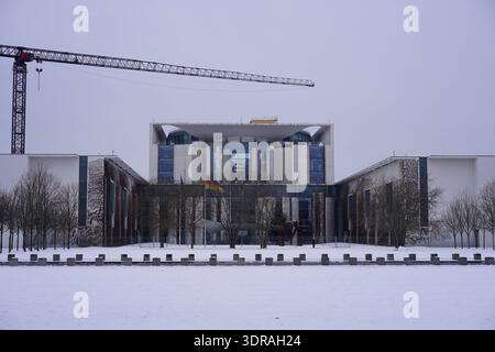Berlin, Deutschland - 12. Januar 2026: Baukran beim Bundeskanzleramt während des großen Erweiterungsprojekts zur Erweiterung neuer Büroflächen. Stockfoto