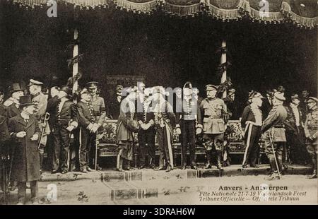 Diese Propagandakarte des Ersten Weltkriegs von K. du Houx vom 19. Juli 1919 zeigt die offizielle Tribüne in Antwerpen, Belgien, während des Nationalfeiertags am 21. Juli 1919, der den Sieg feierte. Das Bild zeigt Würdenträger und Beamte, die die Feierlichkeiten beobachten, und zeigt zeremonielle Anordnungen und öffentliche Feierlichkeiten nach dem Ersten Weltkrieg. Sie veranschaulicht die Organisation nationaler Veranstaltungen, Bürgerbeteiligung und Gedenkpraktiken nach dem Krieg. Stockfoto