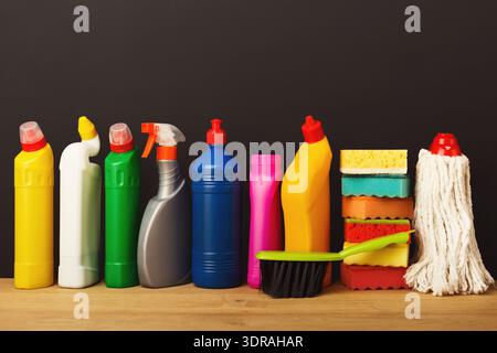 Reinigungszubehör in einem farbenfrohen Set für Hausarbeiten und Wartungsaufgaben Stockfoto