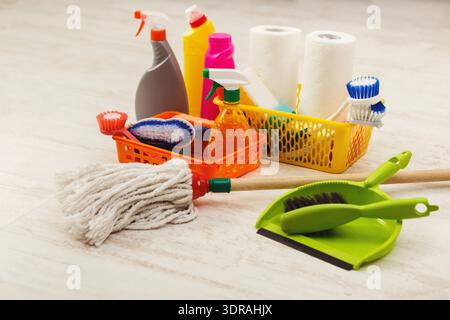 Mosaik von Reinigungsmitteln für Haushaltsarbeiten und Hausaufgaben Stockfoto