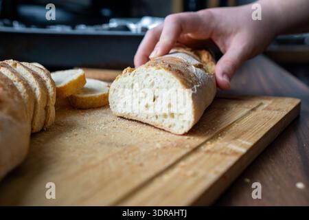 Nahaufnahme eines frisch geschnittenen Baguettes mit seiner weichen und luftigen Krume. Stockfoto