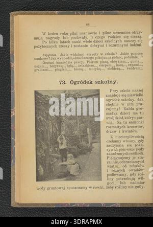 Band 1 von „Wypisy polskie: O domu i o Świecie“ von Kazimierz Kdzierski, 1913, Łódź: L. Fiszer. Das 253-seitige illustrierte Werk untersucht das polnische Hausleben, Schulen, Kirchen, Nachbargebiete, Dörfer, und Städte, in denen soziale Bräuche, kulturelle Traditionen, architektonische Merkmale und gemeinschaftliche Praktiken beschrieben werden. Es bietet sachliche und historische Einblicke in die polnische Gesellschaft des frühen 20. Jahrhunderts, regionale Besonderheiten und das tägliche Leben. Stockfoto
