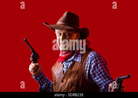 Amerikanischer Bandit in Maske, westlicher Mann mit Hut. Porträt eines Mannes mit Cowboyhut, Waffe, Macho. Westen, Waffen. Porträt eines Bauern oder Cowboys mit Hut Stockfoto