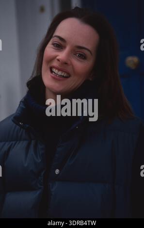 Lifestyle. Außenporträt einer jungen Frau in der Stadt. Stockfoto