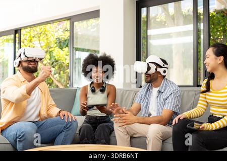 Mit VR-Headsets genießen junge Freunde gemeinsam Virtual-Reality-Spiele Stockfoto