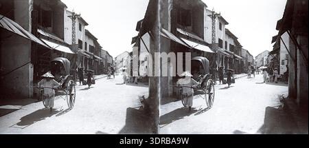 Ein Stereophotogramm aus den Jahren 1904–1907 zeigt eine Pousse-Pousse oder handgezogene Rikscha in der Rue Chinois von Haiphong, Indochina (heute Vietnam). Das Bild dokumentiert koloniale städtische Verkehrsmittel, Straßenaktivitäten, Rikscha-Design, Betreiber und Fahrgäste, städtisches Umfeld, und visuell ethnographischer Nachweis des Alltags und der Mobilität im Vietnam des frühen 20. Jahrhunderts. Stockfoto