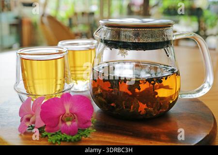 Zwei Gläser heißen Kräutertee mit einer Teekanne auf dem Tisch Stockfoto