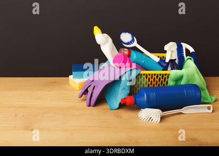 Sammlung von Reinigungsmaterial mit Werkzeugen, die für Haushaltsarbeiten und Wartungsaufgaben verwendet werden Stockfoto