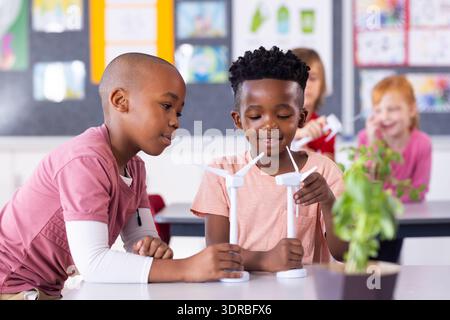 In der Schule lernen verschiedene Kinder Windräder und erneuerbare Energien im Unterricht Stockfoto