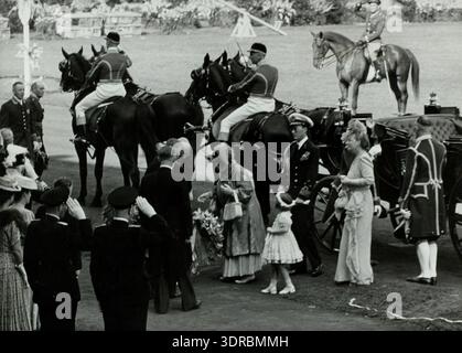 The photograph shows Queen Wilhelmina of the Netherlands arriving at a stadium with Princess Juliana and Prince Bernhard during her Golden Jubilee on 31 August 1948. The image illustrates royal celebrations, public ceremonies, monarchy, and Dutch national events in post-war Amsterdam. Stockfoto