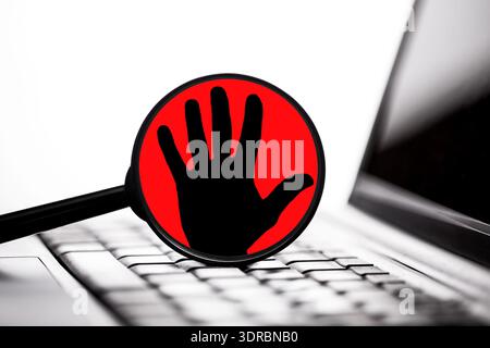 Internetkonzept mit Warnsymbol auf dem Laptop-Bildschirm stoppen. Online-Einschränkungen und Blockierung von Cybersicherheits-Ideen aus der Nähe. Stockfoto