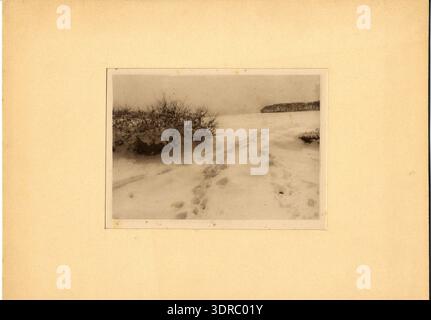 Das Foto zeigt eine schneebedeckte Landschaft mit sichtbaren menschlichen Fußabdrücken auf dem Schnee, aufgenommen von Adriaan Boer im Jahr 1910. Das Bild betont die Textur des Schnees, Muster, die durch Gehen entstehen, und die ruhige, unbewohnte Szene. Es spiegelt die Praxis der Outdoor-Fotografie des frühen 20. Jahrhunderts wider und dokumentiert die natürlichen Bedingungen ohne Angabe eines bestimmten Standorts. Der Fokus liegt auf dem Kontrast zwischen ungestörtem Schnee und Fußabdrücken, wobei Muster und Umgebung im Winter hervorgehoben werden. Stockfoto