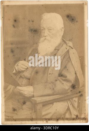Dieses Porträt von Adriaan Boer zwischen 1897 und 1912 zeigt Mr. Timmerman, einen älteren Mann mit weißem Haar und langem weißem Bart, der einen Mantel über seinem Anzug trägt. Das Foto dokumentiert Gesichtszüge, Haare, Bart, Kleidung, formelle Kleidung, und Stil, die faktische visuelle Beweise für Porträtpraktiken in der niederländischen Fotografie des späten 19. und frühen 20. Jahrhunderts liefern. Stockfoto