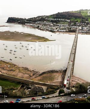 Drohnenbild der Wahrzeichen Shaldon-Brücke auf dem Fluss Teign in Devon. Stockfoto
