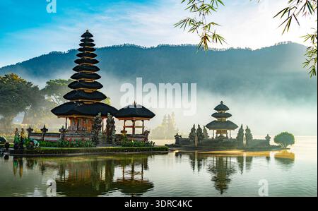 Ulun Danu Beratan Tempel am Rande des Lake Bratan Stockfoto