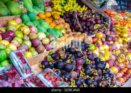 Eine Auswahl an frischem Obst wird am Straßenstand in Bali verkauft Stockfoto