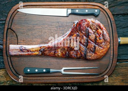 Frisch gegrillte Tomahawk-Steaks Stockfoto