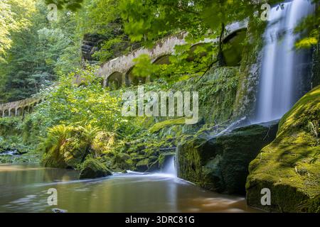 Altes Wasserkraftwerk Niezelgrund Wasserfall Lohmenschlucht Stockfoto