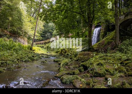 Altes Wasserkraftwerk Niezelgrund Wasserfall Lohmenschlucht Stockfoto