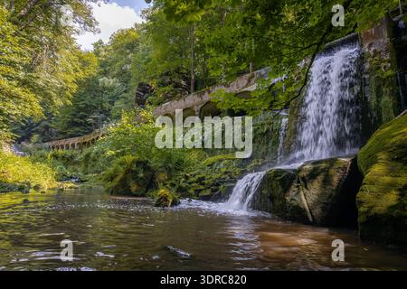 Altes Wasserkraftwerk Niezelgrund Wasserfall Lohmenschlucht Stockfoto